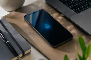 Smartphone su una scrivania con tema sicurezza e privacy digitale