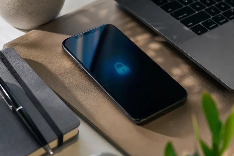 Smartphone su una scrivania con tema sicurezza e privacy digitale