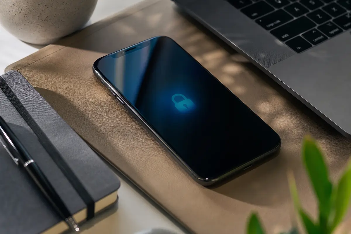 Smartphone su una scrivania con tema sicurezza e privacy digitale